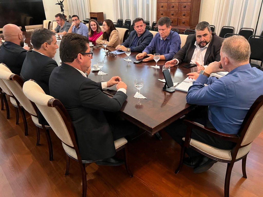 Nesta quinta-feira, 17, o prefeito de Guarapari, Rodrigo Borges, participou de uma importante reunião no Palácio Anchieta, em Vitória