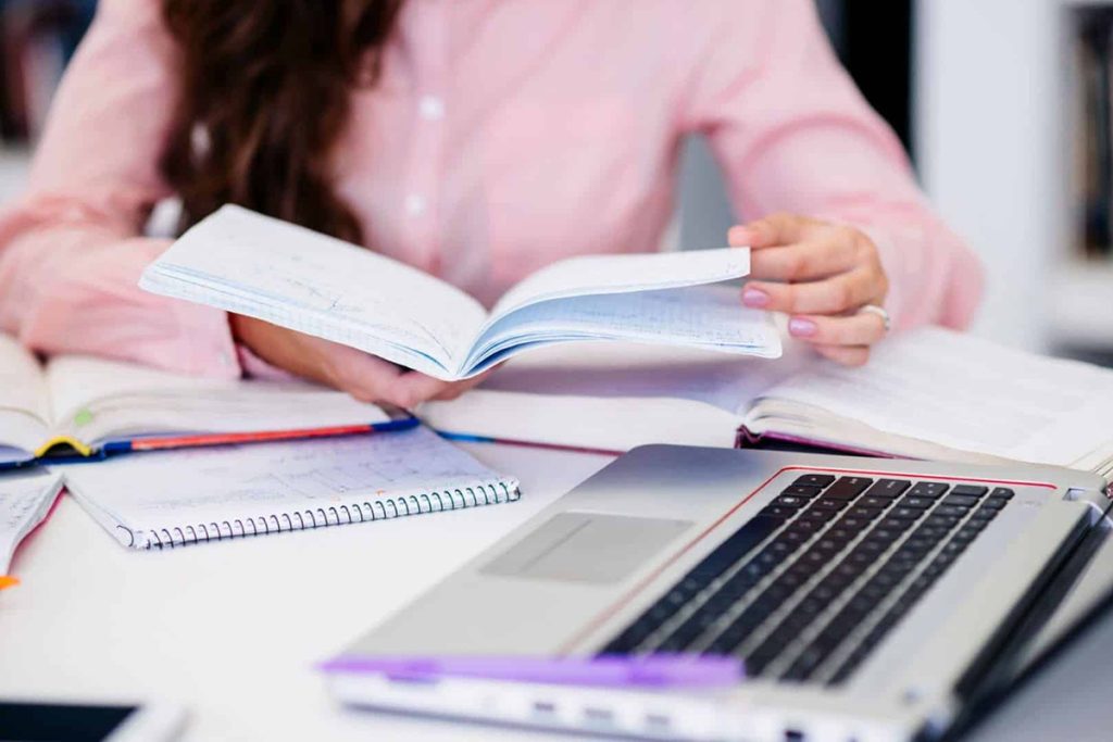 Os editais do concurso público estão disponíveis na página do IBGP / Foto: Freepik