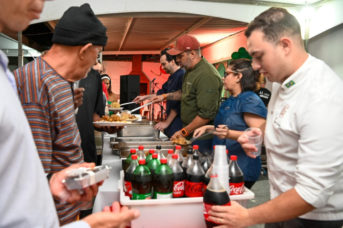 Ceia de Natal antecipada emociona acolhidos do abrigo 1 Ceia de Natal antecipada emociona acolhidos do abrigo 1