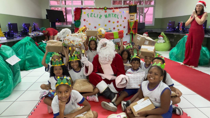 Papai Noel dos Correios leva alegria e presentes a duas escolas da rede municipal de Vitória Papai Noel dos Correios leva alegria e presentes a duas escolas da rede municipal de Vitória